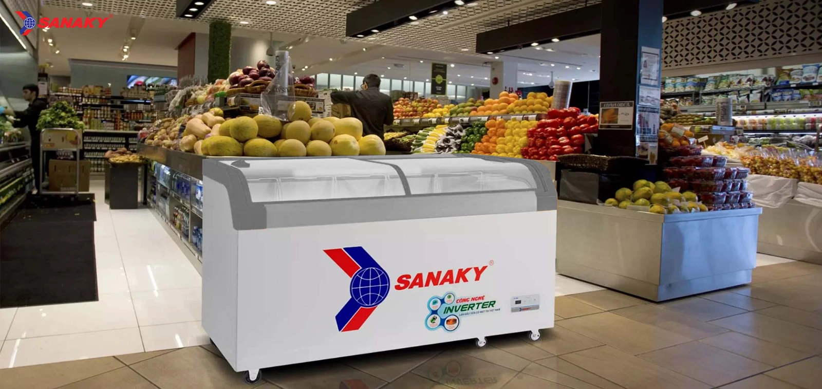 Tủ đông kính cong 500 lít Sanaky Inverter VH-899K3A trưng bày tại cửa hàng