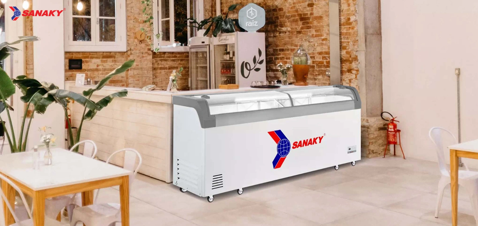 Tủ đông kính cong 750 lít Sanaky VH-1008KA trưng bày tại cửa hàng